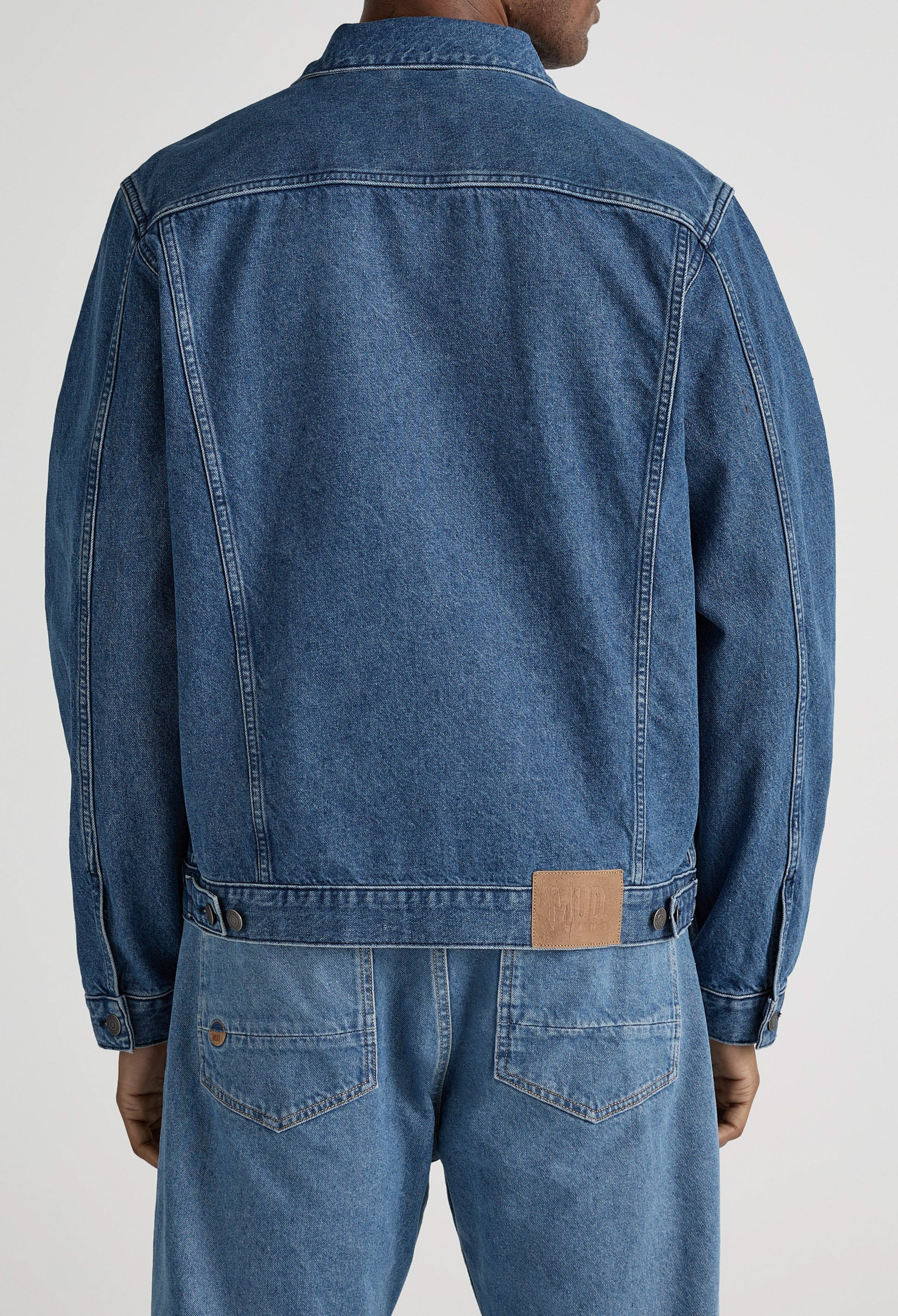 Sustainable MUD Jeans made from organic cotton in light blue, straight fit, paired with a casual white tee.