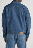 Sustainable MUD Jeans made from organic cotton in light blue, straight fit, paired with a casual white tee.