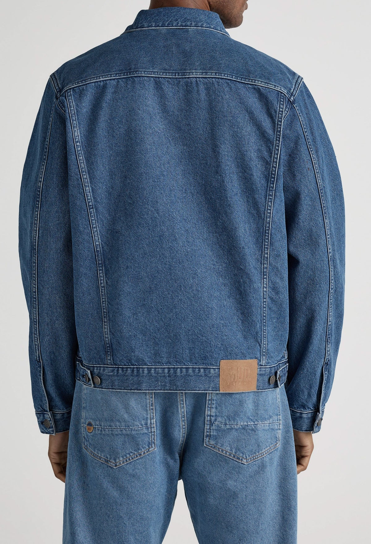 Sustainable MUD Jeans made from organic cotton in light blue, straight fit, paired with a casual white tee.