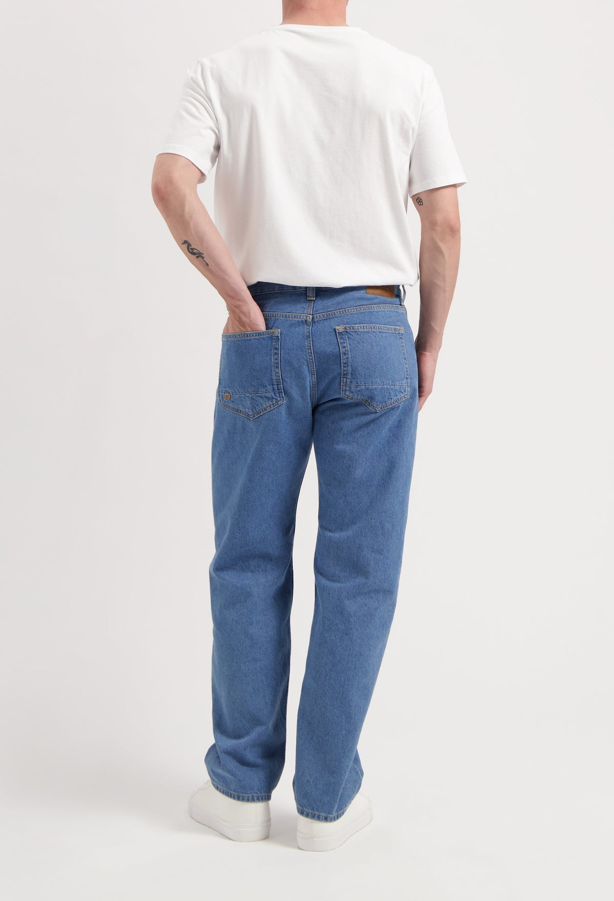 Sustainable MUD Jeans in dark blue denim, crafted from organic cotton, showcasing ethical fashion with a classic fit.