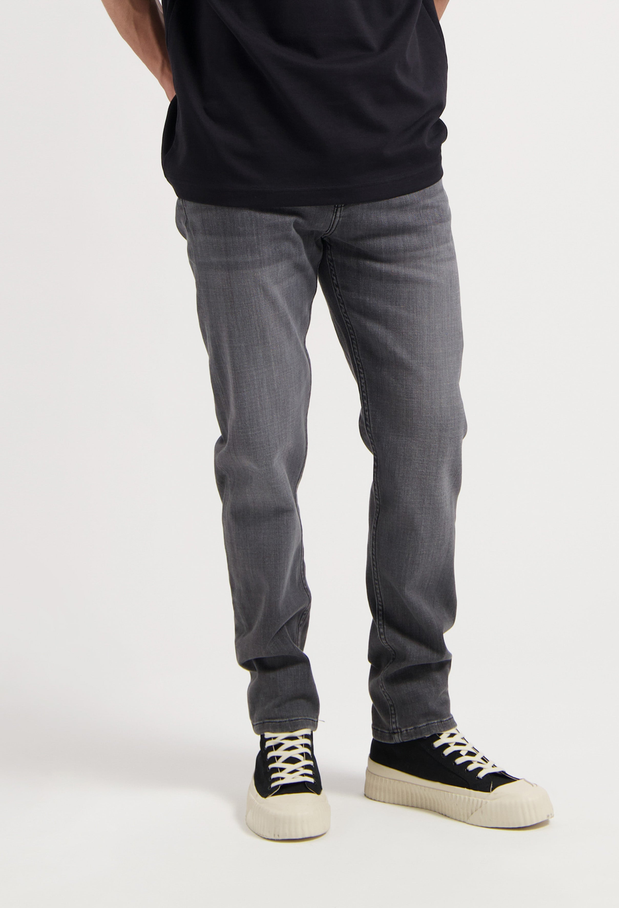 Sustainable MUD Jeans in light blue denim, crafted from organic cotton, showcasing a classic fit with ethical style.