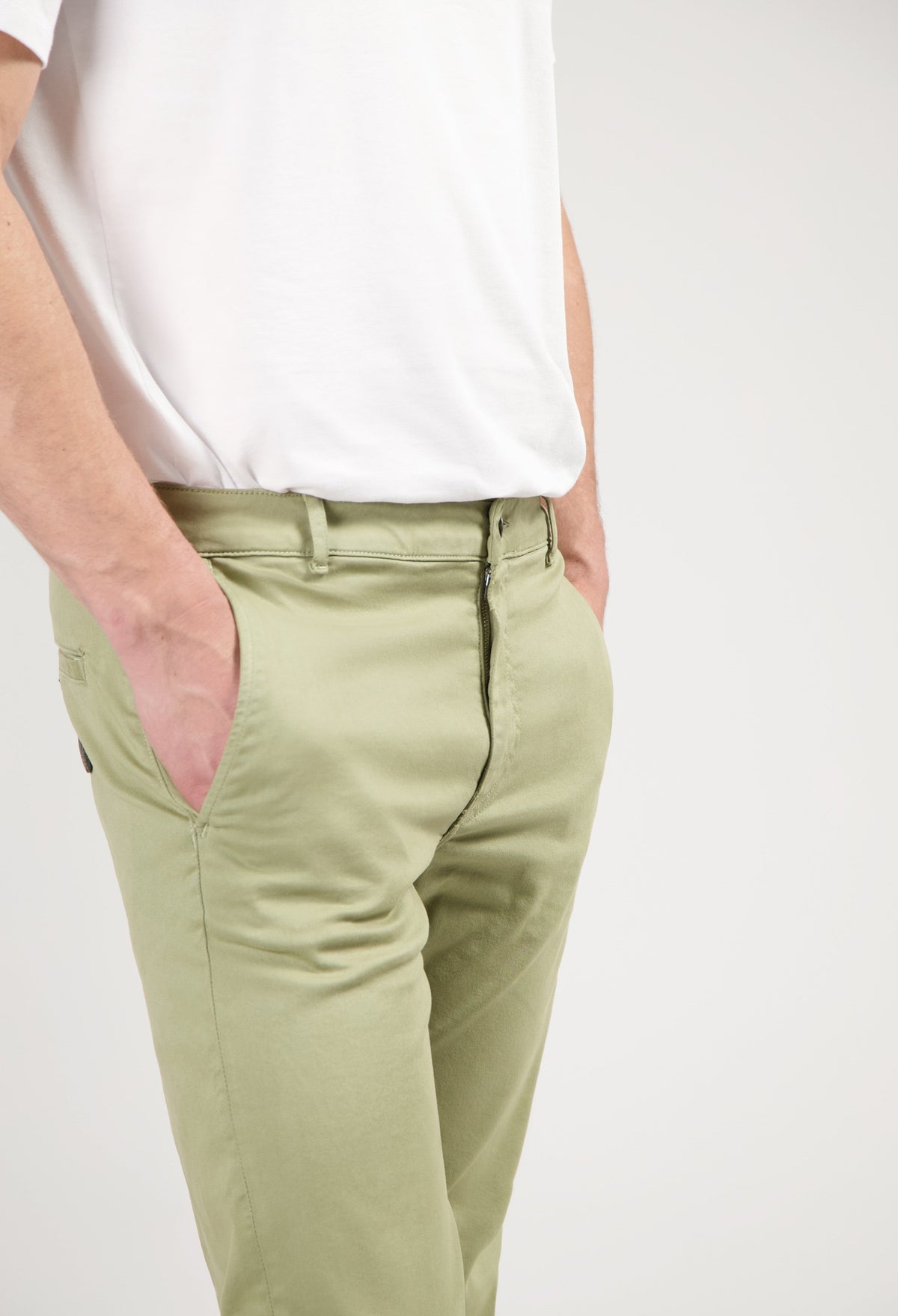 Sustainable MUD Jeans in light blue denim, designed for a classic fit, paired with a white ribbed sweater.