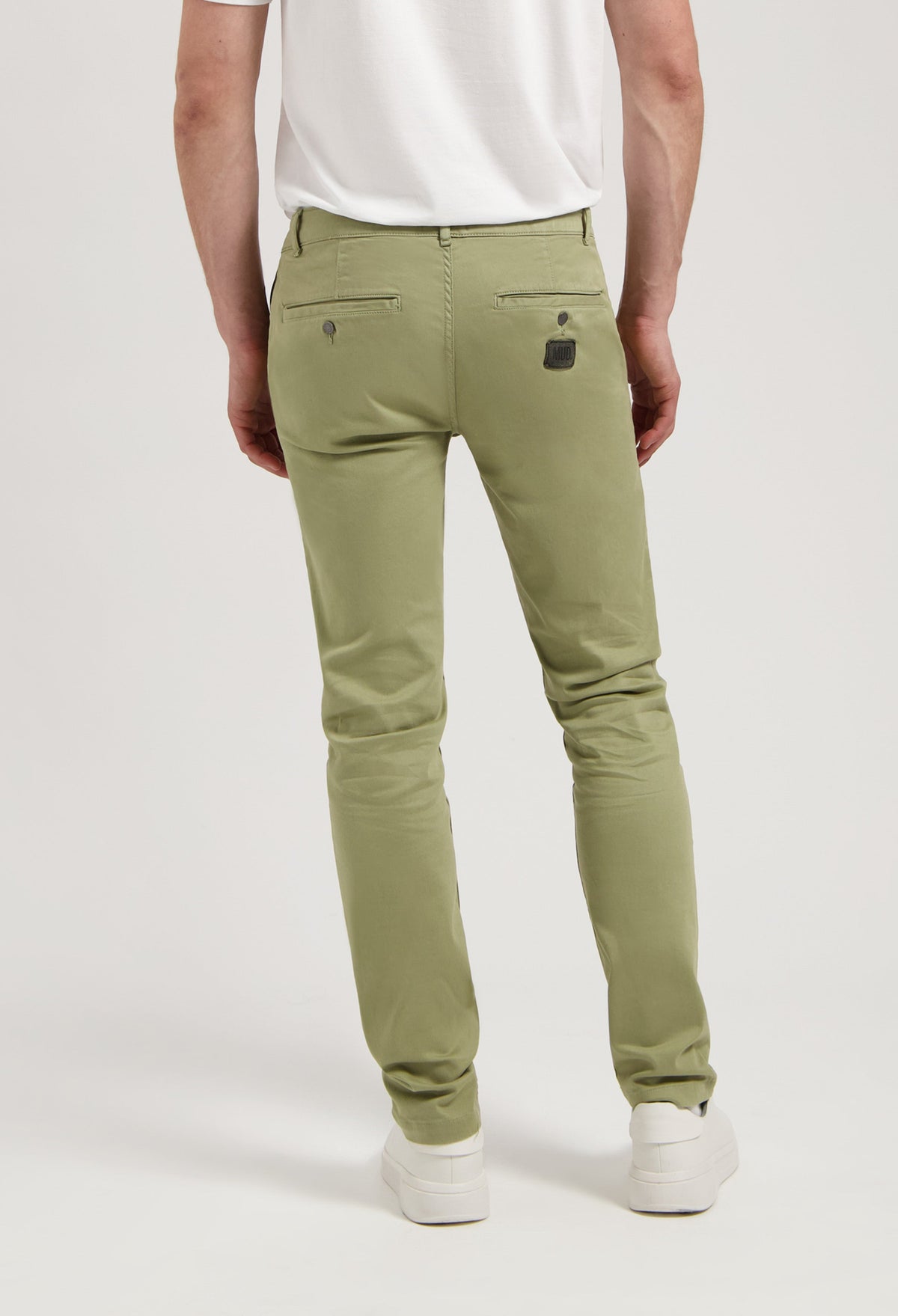 Sustainable MUD Jeans in black denim, featuring a classic fit and ethical craftsmanship.