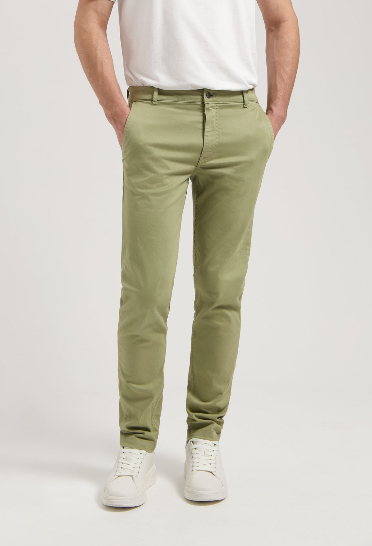 Sustainable MUD Jeans in dark denim, highlighting back pocket detail and ethical craftsmanship.